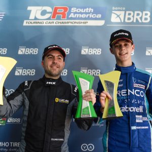 Lucas Colombo Russell e Nacho Montenegro comemorando a pole